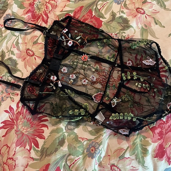 Embroidered Vibrant Flowers on Black Mesh size Medium Underwire Stretchy NEW - Picture 16 of 16